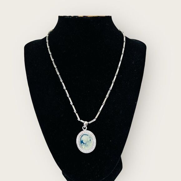 18 KGF cameo Pendant & matching necklace - Picture 1 of 5